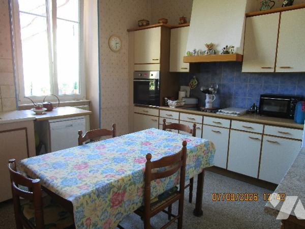 Centre ville : Appartement situé au 1er étage de type 5 avec cuisine équipée ; cave ,garage, séchoir