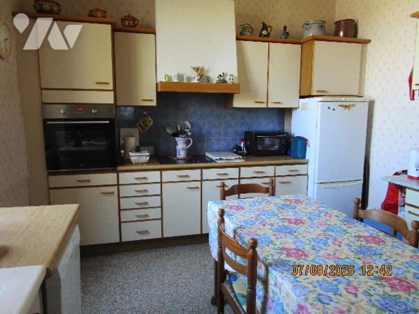 Centre ville : Appartement situé au 1er étage de type 5 avec cuisine équipée ; cave ,garage, séchoir