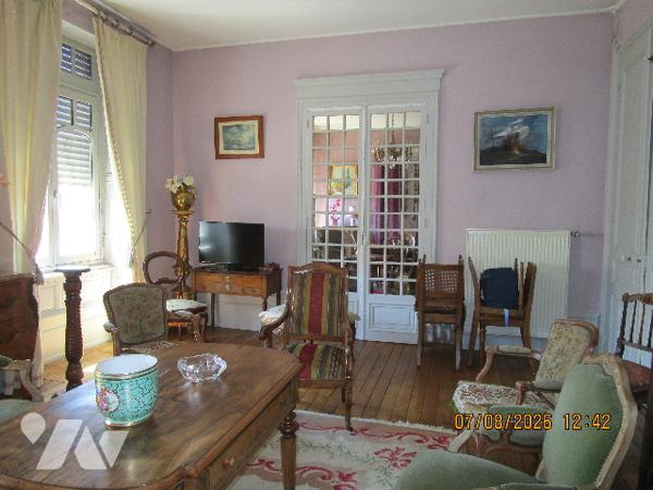 Centre ville : Appartement situé au 1er étage de type 5 avec cuisine équipée ; cave ,garage, séchoir