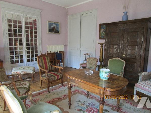 Centre ville : Appartement situé au 1er étage de type 5 avec cuisine équipée ; cave ,garage, séchoir