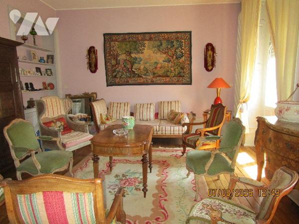 Centre ville : Appartement situé au 1er étage de type 5 avec cuisine équipée ; cave ,garage, séchoir
