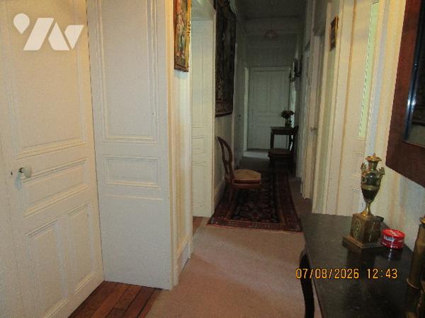 Centre ville : Appartement situé au 1er étage de type 5 avec cuisine équipée ; cave ,garage, séchoir
