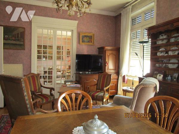 Centre ville : Appartement situé au 1er étage de type 5 avec cuisine équipée ; cave ,garage, séchoir