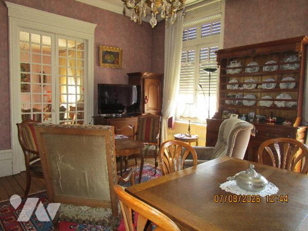 Centre ville : Appartement situé au 1er étage de type 5 avec cuisine équipée ; cave ,garage, séchoir