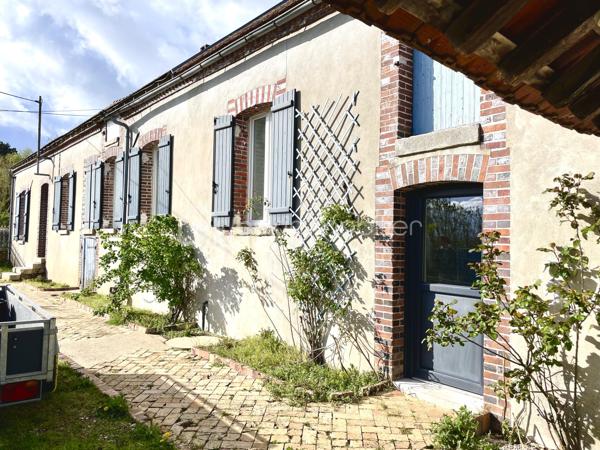 Située dans un hameau à 10 mn de Saint-julien-du-Sault, 12 mn de Villeneuve sur Yonne et sa gare et 15 mn de l'Autoroute A6 cette magnifique longère d'environ 160 m2 de plain-pied allie le charme de l'authenticité au confort moderne grâce à une rénovation complète de qualité.

Dès l'entrée, vous serez séduit par une spacieuse et lumineuse pièce de vie, baignée de lumière naturelle, offrant un bel espace convivial avec sa cuisine ouverte aménagée. Une cheminée avec insert vous permet de profiter de moments chaleureux.

La maison dispose de quatre belles chambres dont une chambre parentale équipée d'un dressing, parfaite pour accueillir une famille ou aménager un bureau selon vos besoins.

Une buanderie aménagée, pratique et fonctionnelle au quotidien, deux adoucisseurs d'eau. 
La maison est également équipée d'une pompe réversible pour votre confort et de la fibre optique, parfait pour le télétravail !
Un espace supplémentaire d'environ 20 m2 vous permet d'aménager un bureau, une salle de sport selon vos envies.

Coté extérieur, vous profiterez d'un jardin clos et arboré et pour les bricoleurs la maison dispose d'un atelier et d'une petite dépendance.
Une belle cave coutée complète ce bien. 
Grenier aménageable.

Une maison prête à vivre qui saura vous séduire par ses prestations et son environnement calme.
À découvrir sans tarder !