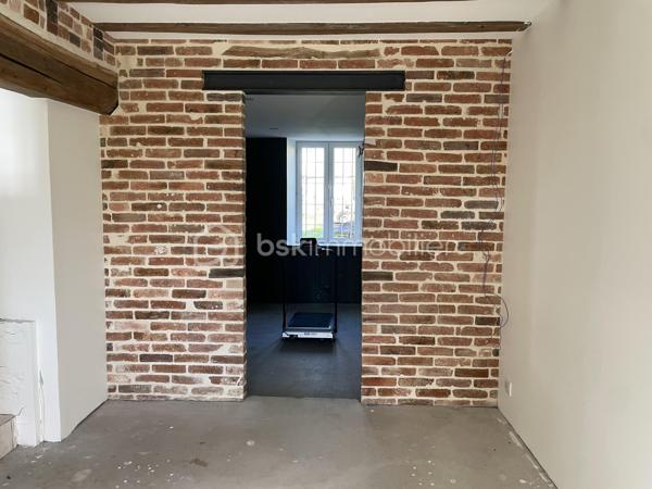 Située dans un hameau à 10 mn de Saint-julien-du-Sault, 12 mn de Villeneuve sur Yonne et sa gare et 15 mn de l'Autoroute A6 cette magnifique longère d'environ 160 m2 de plain-pied allie le charme de l'authenticité au confort moderne grâce à une rénovation complète de qualité.

Dès l'entrée, vous serez séduit par une spacieuse et lumineuse pièce de vie, baignée de lumière naturelle, offrant un bel espace convivial avec sa cuisine ouverte aménagée. Une cheminée avec insert vous permet de profiter de moments chaleureux.

La maison dispose de quatre belles chambres dont une chambre parentale équipée d'un dressing, parfaite pour accueillir une famille ou aménager un bureau selon vos besoins.

Une buanderie aménagée, pratique et fonctionnelle au quotidien, deux adoucisseurs d'eau. 
La maison est également équipée d'une pompe réversible pour votre confort et de la fibre optique, parfait pour le télétravail !
Un espace supplémentaire d'environ 20 m2 vous permet d'aménager un bureau, une salle de sport selon vos envies.

Coté extérieur, vous profiterez d'un jardin clos et arboré et pour les bricoleurs la maison dispose d'un atelier et d'une petite dépendance.
Une belle cave coutée complète ce bien. 
Grenier aménageable.

Une maison prête à vivre qui saura vous séduire par ses prestations et son environnement calme.
À découvrir sans tarder !
