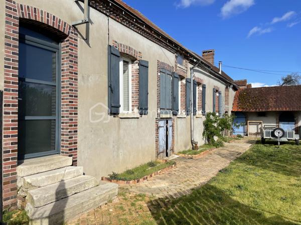 Située dans un hameau à 10 mn de Saint-julien-du-Sault, 12 mn de Villeneuve sur Yonne et sa gare et 15 mn de l'Autoroute A6 cette magnifique longère d'environ 160 m2 de plain-pied allie le charme de l'authenticité au confort moderne grâce à une rénovation complète de qualité.

Dès l'entrée, vous serez séduit par une spacieuse et lumineuse pièce de vie, baignée de lumière naturelle, offrant un bel espace convivial avec sa cuisine ouverte aménagée. Une cheminée avec insert vous permet de profiter de moments chaleureux.

La maison dispose de quatre belles chambres dont une chambre parentale équipée d'un dressing, parfaite pour accueillir une famille ou aménager un bureau selon vos besoins.

Une buanderie aménagée, pratique et fonctionnelle au quotidien, deux adoucisseurs d'eau. 
La maison est également équipée d'une pompe réversible pour votre confort et de la fibre optique, parfait pour le télétravail !
Un espace supplémentaire d'environ 20 m2 vous permet d'aménager un bureau, une salle de sport selon vos envies.

Coté extérieur, vous profiterez d'un jardin clos et arboré et pour les bricoleurs la maison dispose d'un atelier et d'une petite dépendance.
Une belle cave coutée complète ce bien. 
Grenier aménageable.

Une maison prête à vivre qui saura vous séduire par ses prestations et son environnement calme.
À découvrir sans tarder !