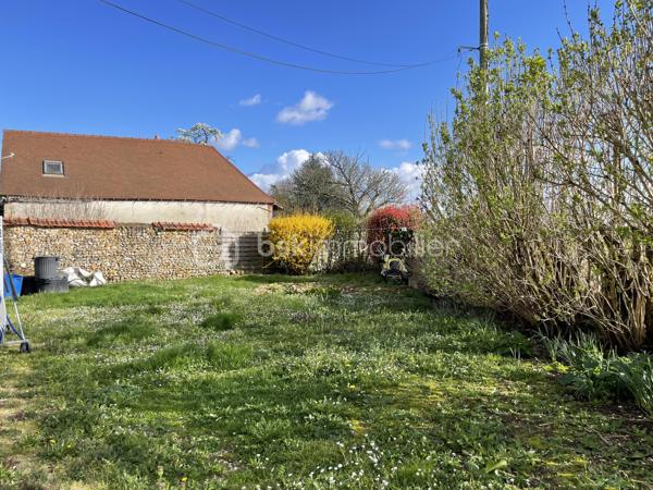 Située dans un hameau à 10 mn de Saint-julien-du-Sault, 12 mn de Villeneuve sur Yonne et sa gare et 15 mn de l'Autoroute A6 cette magnifique longère d'environ 160 m2 de plain-pied allie le charme de l'authenticité au confort moderne grâce à une rénovation complète de qualité.

Dès l'entrée, vous serez séduit par une spacieuse et lumineuse pièce de vie, baignée de lumière naturelle, offrant un bel espace convivial avec sa cuisine ouverte aménagée. Une cheminée avec insert vous permet de profiter de moments chaleureux.

La maison dispose de quatre belles chambres dont une chambre parentale équipée d'un dressing, parfaite pour accueillir une famille ou aménager un bureau selon vos besoins.

Une buanderie aménagée, pratique et fonctionnelle au quotidien, deux adoucisseurs d'eau. 
La maison est également équipée d'une pompe réversible pour votre confort et de la fibre optique, parfait pour le télétravail !
Un espace supplémentaire d'environ 20 m2 vous permet d'aménager un bureau, une salle de sport selon vos envies.

Coté extérieur, vous profiterez d'un jardin clos et arboré et pour les bricoleurs la maison dispose d'un atelier et d'une petite dépendance.
Une belle cave coutée complète ce bien. 
Grenier aménageable.

Une maison prête à vivre qui saura vous séduire par ses prestations et son environnement calme.
À découvrir sans tarder !