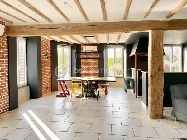 Située dans un hameau à 10 mn de Saint-julien-du-Sault, 12 mn de Villeneuve sur Yonne et sa gare et 15 mn de l'Autoroute A6 cette magnifique longère d'environ 160 m2 de plain-pied allie le charme de l'authenticité au confort moderne grâce à une rénovation complète de qualité.

Dès l'entrée, vous serez séduit par une spacieuse et lumineuse pièce de vie, baignée de lumière naturelle, offrant un bel espace convivial avec sa cuisine ouverte aménagée. Une cheminée avec insert vous permet de profiter de moments chaleureux.

La maison dispose de quatre belles chambres dont une chambre parentale équipée d'un dressing, parfaite pour accueillir une famille ou aménager un bureau selon vos besoins.

Une buanderie aménagée, pratique et fonctionnelle au quotidien, deux adoucisseurs d'eau. 
La maison est également équipée d'une pompe réversible pour votre confort et de la fibre optique, parfait pour le télétravail !
Un espace supplémentaire d'environ 20 m2 vous permet d'aménager un bureau, une salle de sport selon vos envies.

Coté extérieur, vous profiterez d'un jardin clos et arboré et pour les bricoleurs la maison dispose d'un atelier et d'une petite dépendance.
Une belle cave coutée complète ce bien. 
Grenier aménageable.

Une maison prête à vivre qui saura vous séduire par ses prestations et son environnement calme.
À découvrir sans tarder !