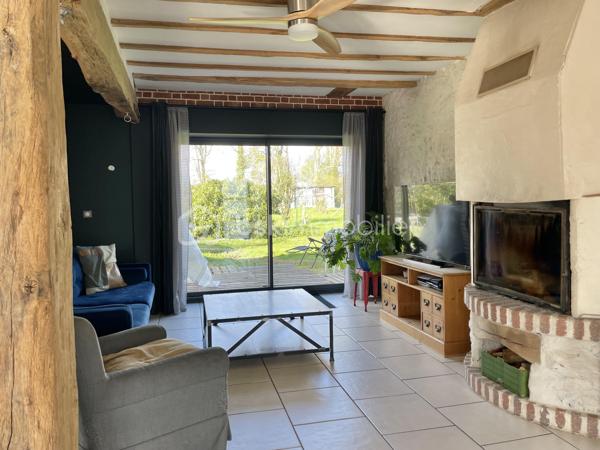 Située dans un hameau à 10 mn de Saint-julien-du-Sault, 12 mn de Villeneuve sur Yonne et sa gare et 15 mn de l'Autoroute A6 cette magnifique longère d'environ 160 m2 de plain-pied allie le charme de l'authenticité au confort moderne grâce à une rénovation complète de qualité.

Dès l'entrée, vous serez séduit par une spacieuse et lumineuse pièce de vie, baignée de lumière naturelle, offrant un bel espace convivial avec sa cuisine ouverte aménagée. Une cheminée avec insert vous permet de profiter de moments chaleureux.

La maison dispose de quatre belles chambres dont une chambre parentale équipée d'un dressing, parfaite pour accueillir une famille ou aménager un bureau selon vos besoins.

Une buanderie aménagée, pratique et fonctionnelle au quotidien, deux adoucisseurs d'eau. 
La maison est également équipée d'une pompe réversible pour votre confort et de la fibre optique, parfait pour le télétravail !
Un espace supplémentaire d'environ 20 m2 vous permet d'aménager un bureau, une salle de sport selon vos envies.

Coté extérieur, vous profiterez d'un jardin clos et arboré et pour les bricoleurs la maison dispose d'un atelier et d'une petite dépendance.
Une belle cave coutée complète ce bien. 
Grenier aménageable.

Une maison prête à vivre qui saura vous séduire par ses prestations et son environnement calme.
À découvrir sans tarder !