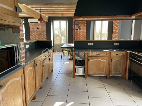 Située dans un hameau à 10 mn de Saint-julien-du-Sault, 12 mn de Villeneuve sur Yonne et sa gare et 15 mn de l'Autoroute A6 cette magnifique longère d'environ 160 m2 de plain-pied allie le charme de l'authenticité au confort moderne grâce à une rénovation complète de qualité.

Dès l'entrée, vous serez séduit par une spacieuse et lumineuse pièce de vie, baignée de lumière naturelle, offrant un bel espace convivial avec sa cuisine ouverte aménagée. Une cheminée avec insert vous permet de profiter de moments chaleureux.

La maison dispose de quatre belles chambres dont une chambre parentale équipée d'un dressing, parfaite pour accueillir une famille ou aménager un bureau selon vos besoins.

Une buanderie aménagée, pratique et fonctionnelle au quotidien, deux adoucisseurs d'eau. 
La maison est également équipée d'une pompe réversible pour votre confort et de la fibre optique, parfait pour le télétravail !
Un espace supplémentaire d'environ 20 m2 vous permet d'aménager un bureau, une salle de sport selon vos envies.

Coté extérieur, vous profiterez d'un jardin clos et arboré et pour les bricoleurs la maison dispose d'un atelier et d'une petite dépendance.
Une belle cave coutée complète ce bien. 
Grenier aménageable.

Une maison prête à vivre qui saura vous séduire par ses prestations et son environnement calme.
À découvrir sans tarder !
