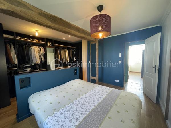 Située dans un hameau à 10 mn de Saint-julien-du-Sault, 12 mn de Villeneuve sur Yonne et sa gare et 15 mn de l'Autoroute A6 cette magnifique longère d'environ 160 m2 de plain-pied allie le charme de l'authenticité au confort moderne grâce à une rénovation complète de qualité.

Dès l'entrée, vous serez séduit par une spacieuse et lumineuse pièce de vie, baignée de lumière naturelle, offrant un bel espace convivial avec sa cuisine ouverte aménagée. Une cheminée avec insert vous permet de profiter de moments chaleureux.

La maison dispose de quatre belles chambres dont une chambre parentale équipée d'un dressing, parfaite pour accueillir une famille ou aménager un bureau selon vos besoins.

Une buanderie aménagée, pratique et fonctionnelle au quotidien, deux adoucisseurs d'eau. 
La maison est également équipée d'une pompe réversible pour votre confort et de la fibre optique, parfait pour le télétravail !
Un espace supplémentaire d'environ 20 m2 vous permet d'aménager un bureau, une salle de sport selon vos envies.

Coté extérieur, vous profiterez d'un jardin clos et arboré et pour les bricoleurs la maison dispose d'un atelier et d'une petite dépendance.
Une belle cave coutée complète ce bien. 
Grenier aménageable.

Une maison prête à vivre qui saura vous séduire par ses prestations et son environnement calme.
À découvrir sans tarder !