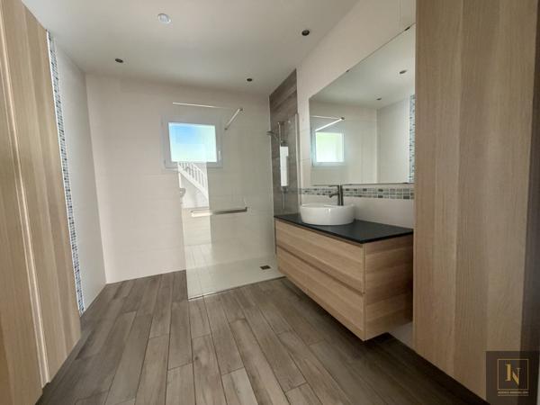 Maison 8 pièce(s) 6 chambre(s) 220 m²