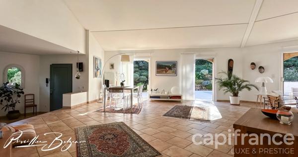 NOUVEAUTÉ À CHARBONNIÈRES-LES-BAINS : Villa d’Architecte 210 m² avec Piscine !