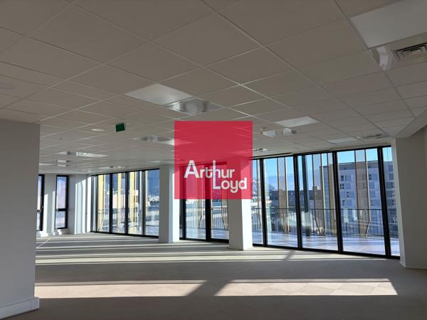 Bureaux à louer à Grenoble dans immeuble neuf avec grandes terrasses