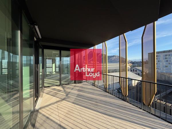Bureaux à louer à Grenoble dans immeuble neuf avec grandes terrasses