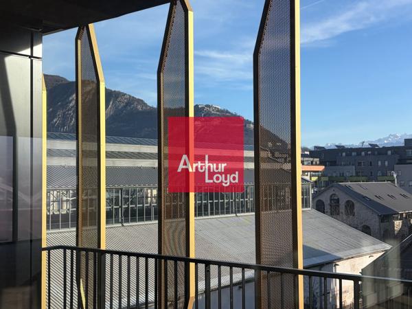 Bureaux à louer à Grenoble dans immeuble neuf avec grandes terrasses