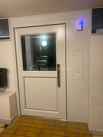 Idéalement situé dans le quartier Mont d’Est, à quelques minutes de la Gare RER A, des commerces et des axes routiers, découvrez ce spacieux appartement 3 pièces de 70 m² offrant une belle vue dégagée.
Situé dans une résidence calme, verdoyante et sécurisée (vidéosurveillance) construite en 1986, cet appartement bien agencé comprend :
  - Un hall d’entrée avec placard
  - Un séjour lumineux
  - Deux chambres confortables
  - Une belle salle de bain
  - Un WC séparé
  - Un cellier pratique pour le rangement.
⭐ Les atouts :
  - Double vitrage avec volets battants
  - Porte d’entrée Sécurisée
  - Chauffage individuel électrique basse consommation
  - Diagnostic énergétique classe D
  - Faibles charges de copropriété 150 € le mois
  - Faible taxe foncière 
  - Garage fermé et sécurisé
  - Aucun travaux à prévoir
📍 Emplacement recherché, proche RER A, commerces, écoles, services public et axes routiers.
👉 Idéal pour un premier achat ou un investissement locatif.
