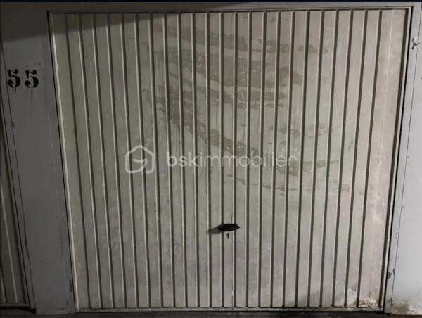 Idéalement situé dans le quartier Mont d’Est, à quelques minutes de la Gare RER A, des commerces et des axes routiers, découvrez ce spacieux appartement 3 pièces de 70 m² offrant une belle vue dégagée.
Situé dans une résidence calme, verdoyante et sécurisée (vidéosurveillance) construite en 1986, cet appartement bien agencé comprend :
  - Un hall d’entrée avec placard
  - Un séjour lumineux
  - Deux chambres confortables
  - Une belle salle de bain
  - Un WC séparé
  - Un cellier pratique pour le rangement.
⭐ Les atouts :
  - Double vitrage avec volets battants
  - Porte d’entrée Sécurisée
  - Chauffage individuel électrique basse consommation
  - Diagnostic énergétique classe D
  - Faibles charges de copropriété 150 € le mois
  - Faible taxe foncière 
  - Garage fermé et sécurisé
  - Aucun travaux à prévoir
📍 Emplacement recherché, proche RER A, commerces, écoles, services public et axes routiers.
👉 Idéal pour un premier achat ou un investissement locatif.
