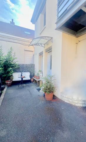 VIARMES_T2 de 35,5 m² avec cour et parking