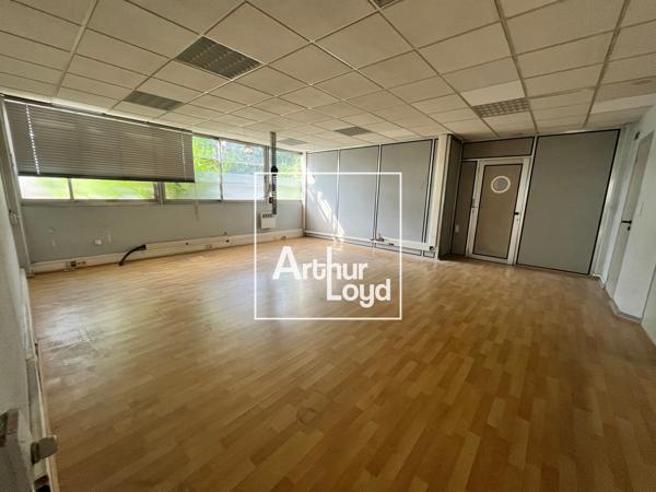 Bureaux avec ateliers à louer à Nîmes quartier Ville Active parking