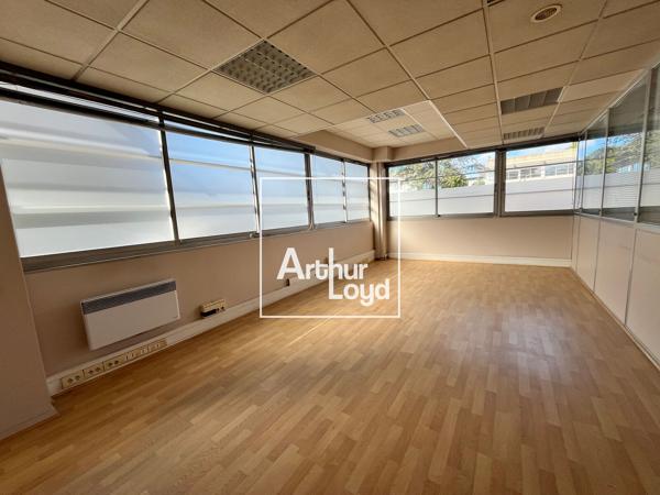 Bureaux avec ateliers à louer à Nîmes quartier Ville Active parking