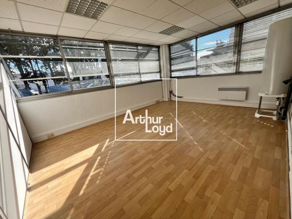 Bureaux avec ateliers à louer à Nîmes quartier Ville Active parking
