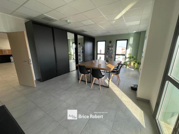 Bureaux à louer avec parkings et balcon à Décines-Charpieu proche tram