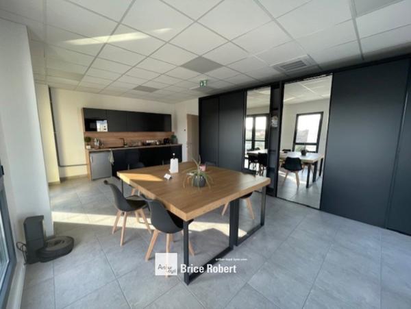 Bureaux à louer avec parkings et balcon à Décines-Charpieu proche tram