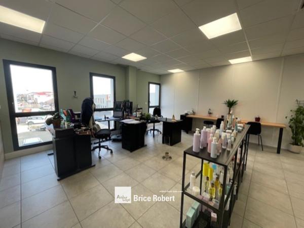Bureaux à louer avec parkings et balcon à Décines-Charpieu proche tram