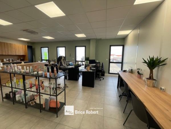 Bureaux à louer avec parkings et balcon à Décines-Charpieu proche tram