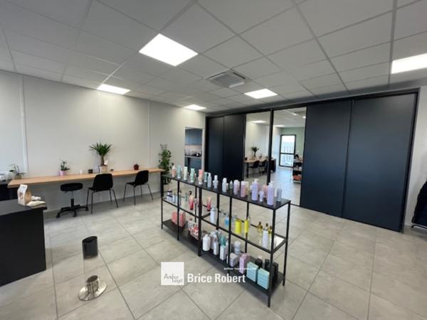 Bureaux à louer avec parkings et balcon à Décines-Charpieu proche tram