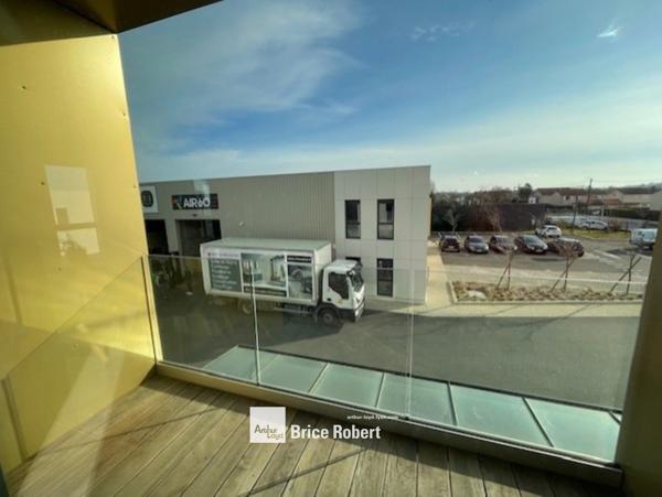 Bureaux à louer avec parkings et balcon à Décines-Charpieu proche tram