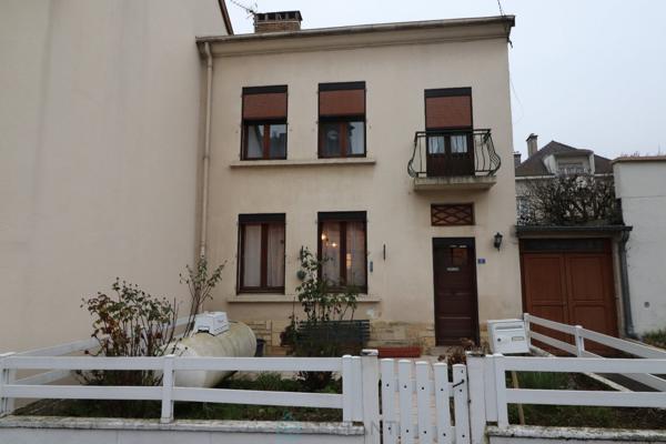 Maison en pierre mitoyenne à Inor