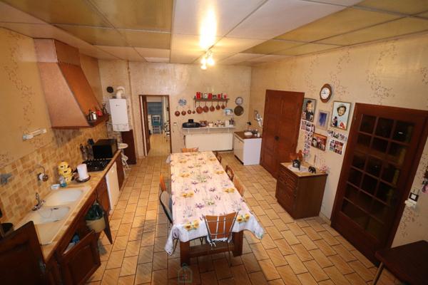 Maison en pierre mitoyenne à Inor