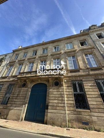 Bordeaux Plein Centre, En face du Jardin de la Mairie:Très beau T3 meublé avec parking!LIBRE