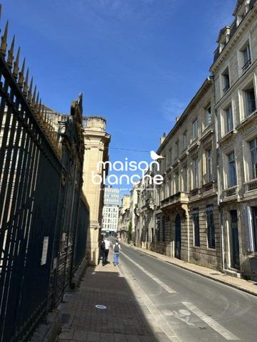 Bordeaux Plein Centre, En face du Jardin de la Mairie:Très beau T3 meublé avec parking!LIBRE