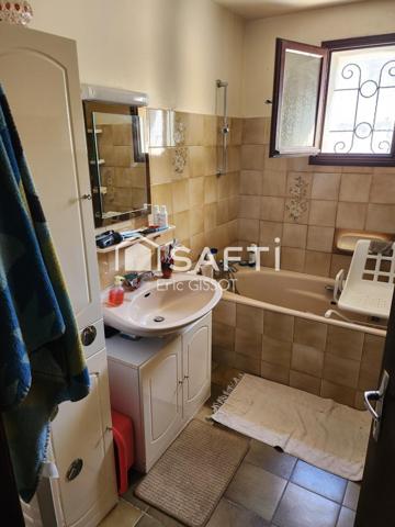 Maison T4 avec dépendances et beau terrain.