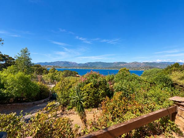 PORTO-VECCHIO – BELLE VILLA AU CALME AVEC VUE MER ET ENVIRONNEMENT VERDOYANT