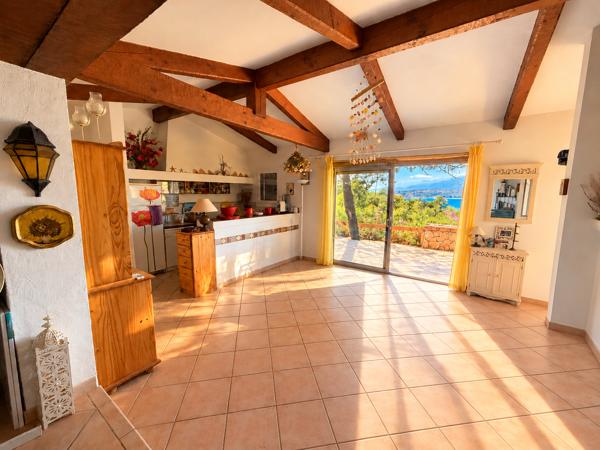 PORTO-VECCHIO – BELLE VILLA AU CALME AVEC VUE MER ET ENVIRONNEMENT VERDOYANT