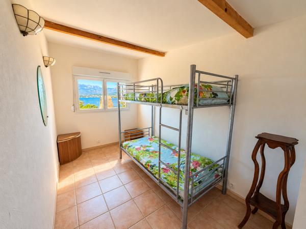 PORTO-VECCHIO – BELLE VILLA AU CALME AVEC VUE MER ET ENVIRONNEMENT VERDOYANT