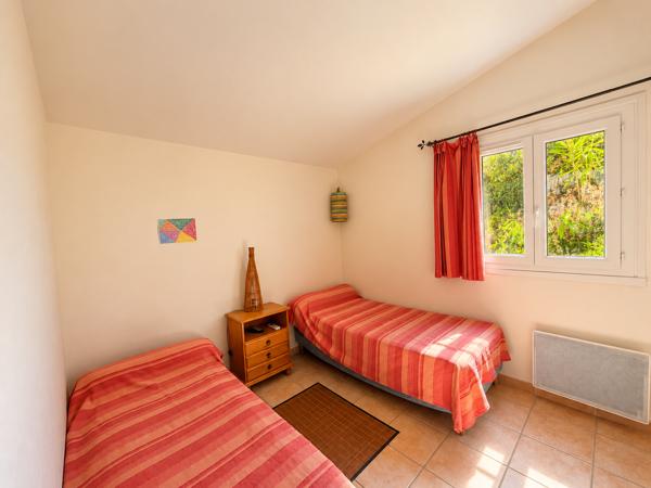 PORTO-VECCHIO – BELLE VILLA AU CALME AVEC VUE MER ET ENVIRONNEMENT VERDOYANT