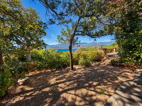 PORTO-VECCHIO – BELLE VILLA AU CALME AVEC VUE MER ET ENVIRONNEMENT VERDOYANT