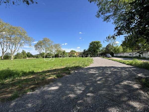 Terrain de 1 027 m²