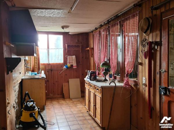 A vendre sur la commune de Marcey-les-Grèves, un ensemble immobilier à usage de commerce et d'h...