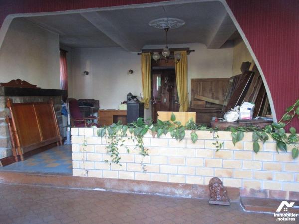 A vendre sur la commune de Marcey-les-Grèves, un ensemble immobilier à usage de commerce et d'h...