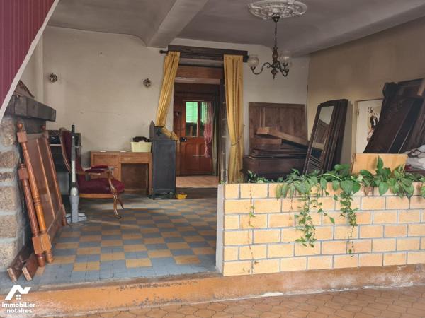 A vendre sur la commune de Marcey-les-Grèves, un ensemble immobilier à usage de commerce et d'h...