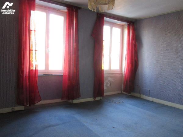 A vendre sur la commune de Marcey-les-Grèves, un ensemble immobilier à usage de commerce et d'h...