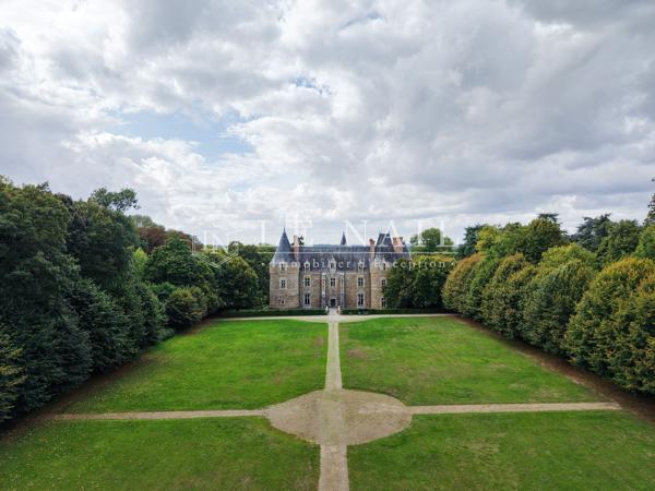 Magnifique château XVIe et XXe pour activité professionnelle à 10 km de Laval