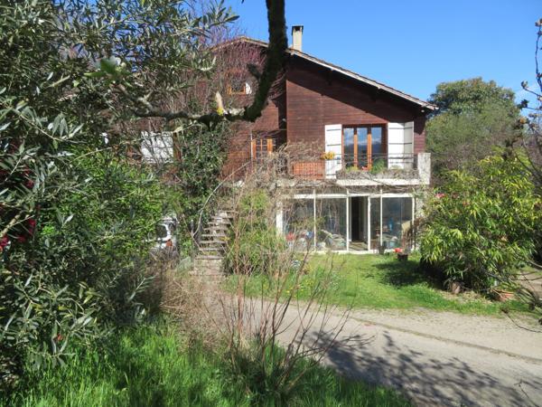 Maison en 3 parties indépendantes avec garage et jardin